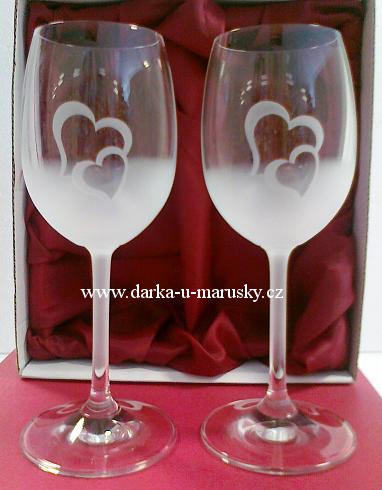 Svatební skleničky na víno - 300ml - zapuštěná srdíčka