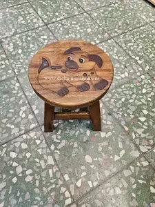 Dřevěná stolička / Štěňátko