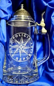 Pískovaný pivní korbel s cínovým víkem - Policie