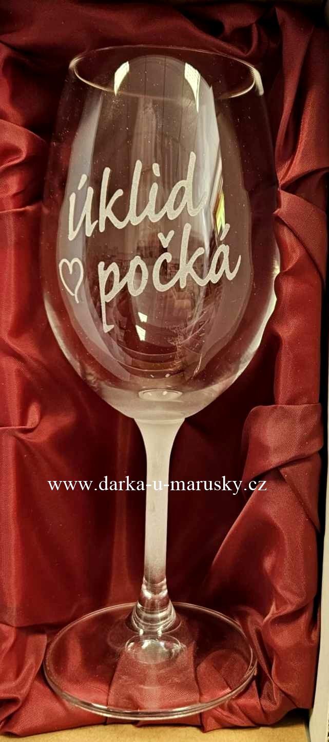 Číše na víno - Úklid počká