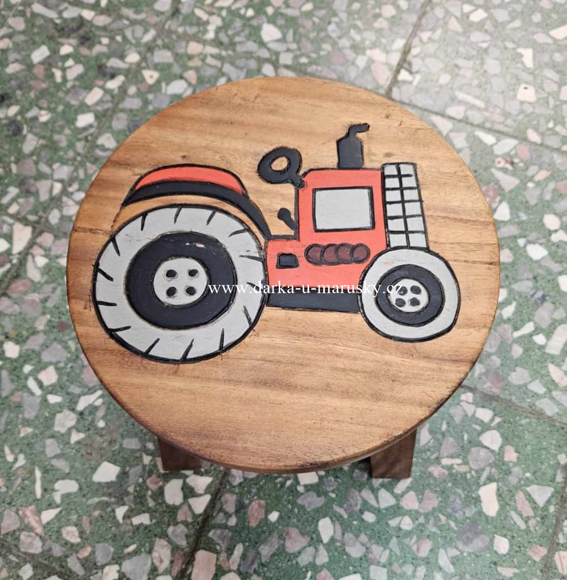 Dřevěná stolička / Oranžový traktor