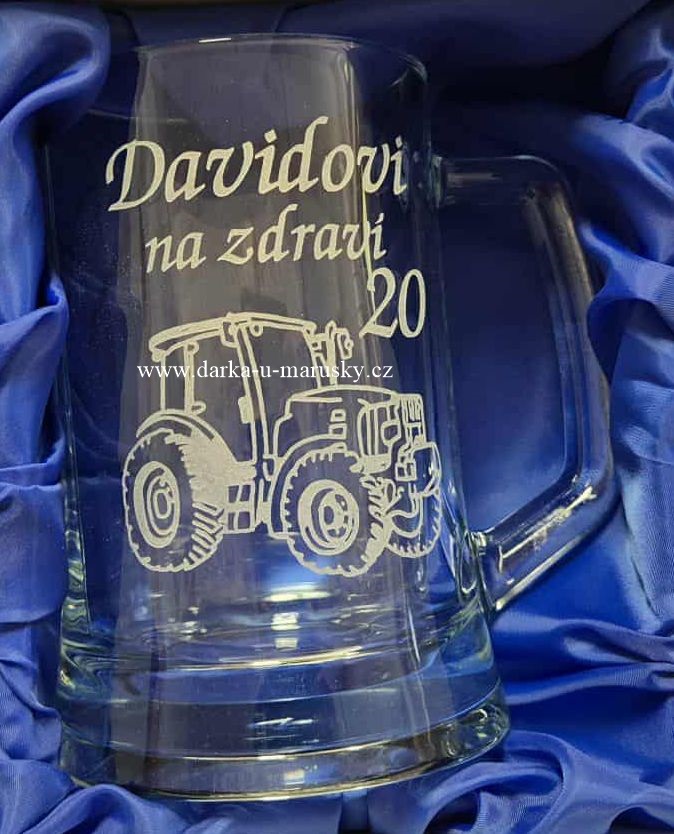 Pískovaný pivní korbel - Traktor č.2