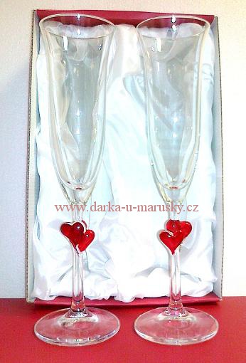 Svatební skleničky na sekt Amorek s červenými srdíčky na stopce A)