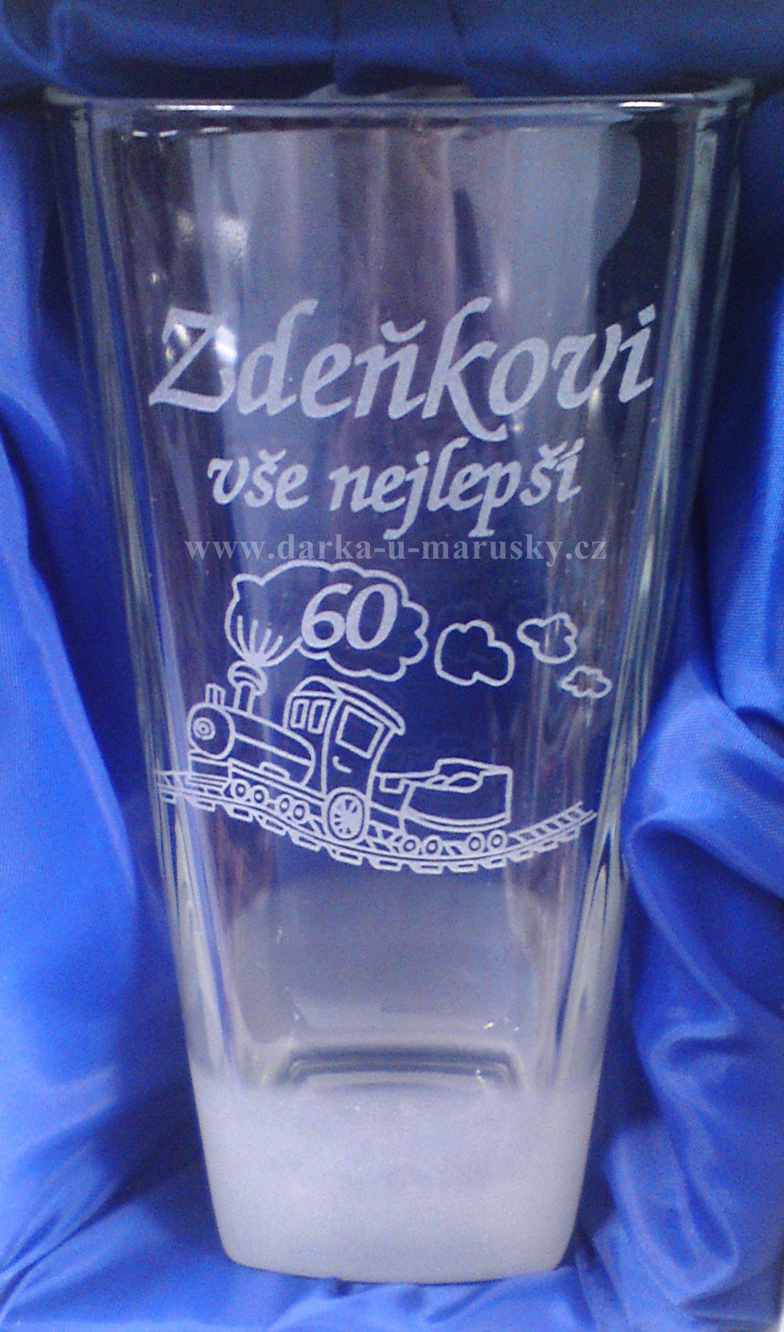 Pískovaná sklenička - dekor - Mašinka ( Tvar skleniček se může lišit)