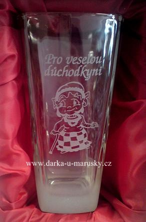 Pískovaná sklenička - Pro veselou důchodkyni - ( Tvar skleniček se může lišit)