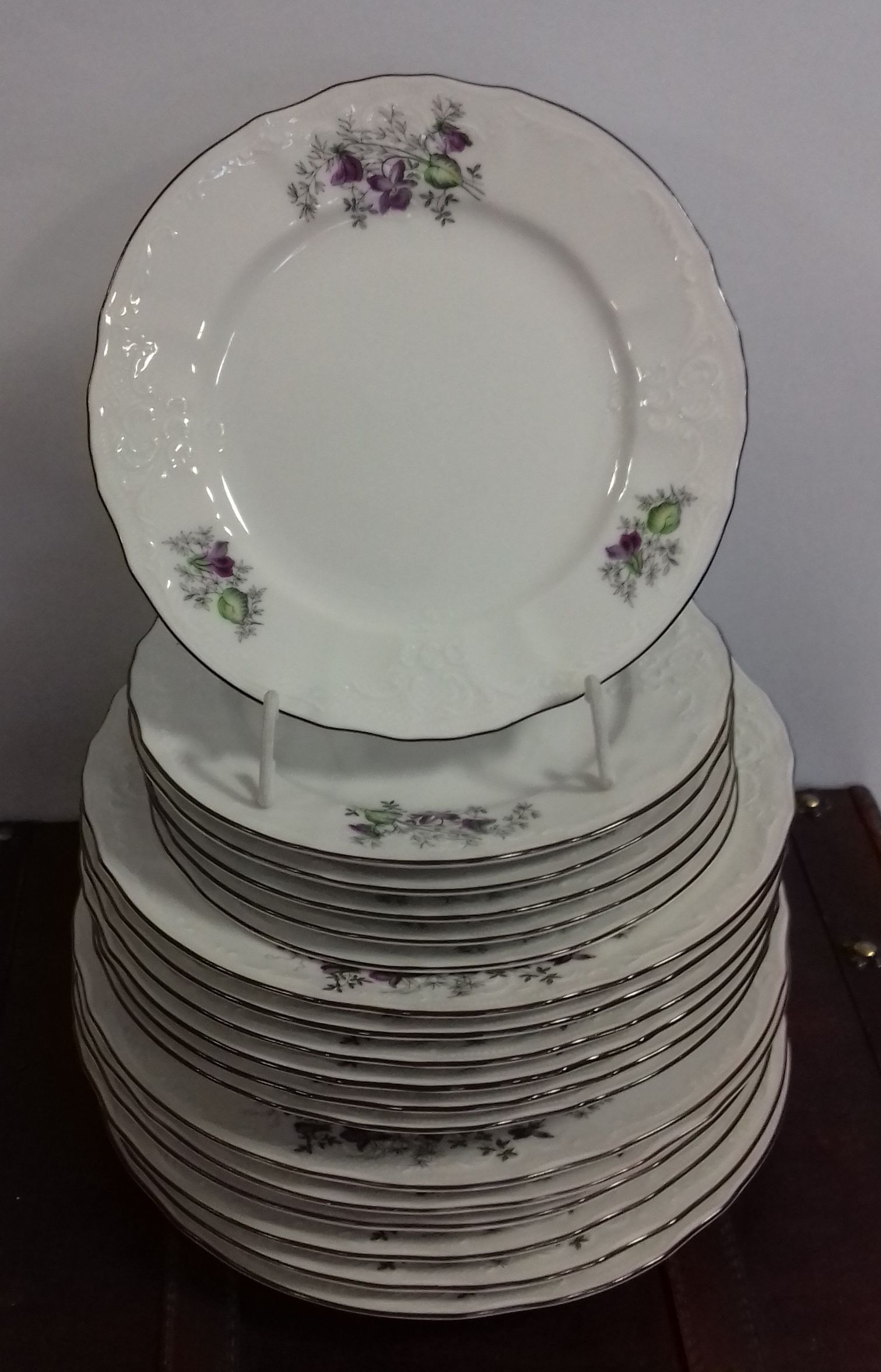 Porcelánová 18ti dílná talířová souprava - Fialka