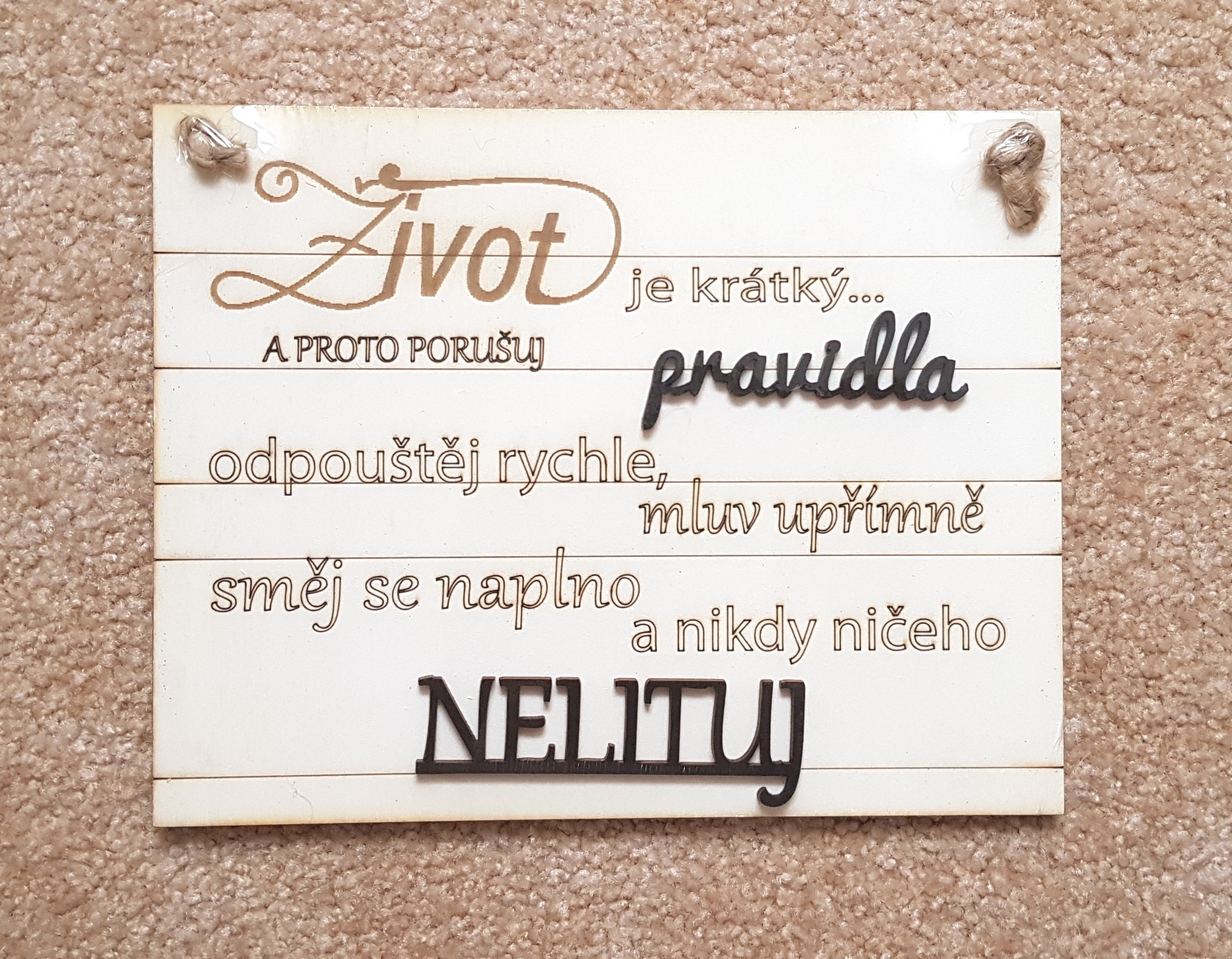 Dřevěná dekorace - Cedulka  Život je krátký... A proto porušuj pravidla...