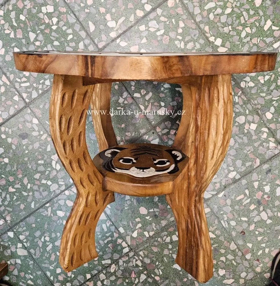 Dřevěný ručně vyrobený stoleček / Tygr