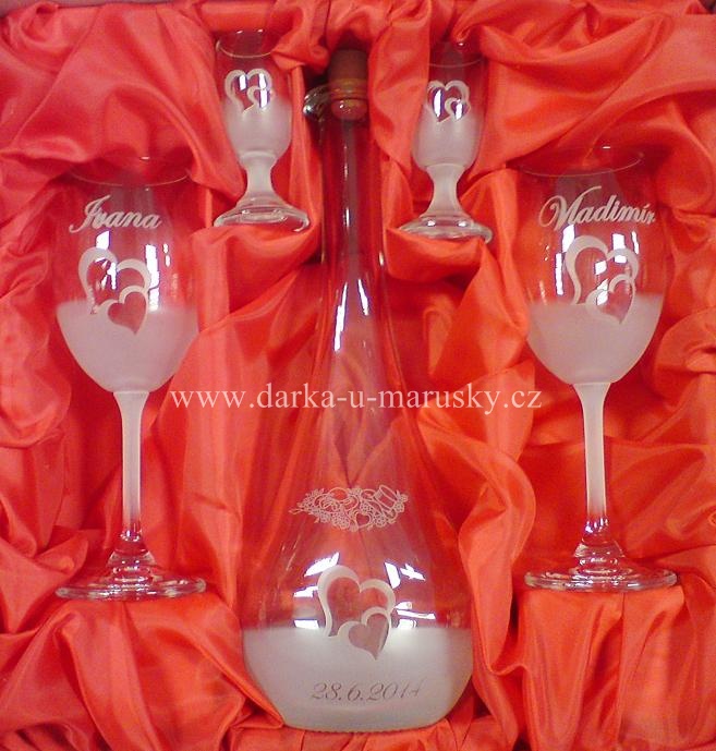 Svatební sklenice s vypískovanými zapuštěnými srdíčky + motiv č.28