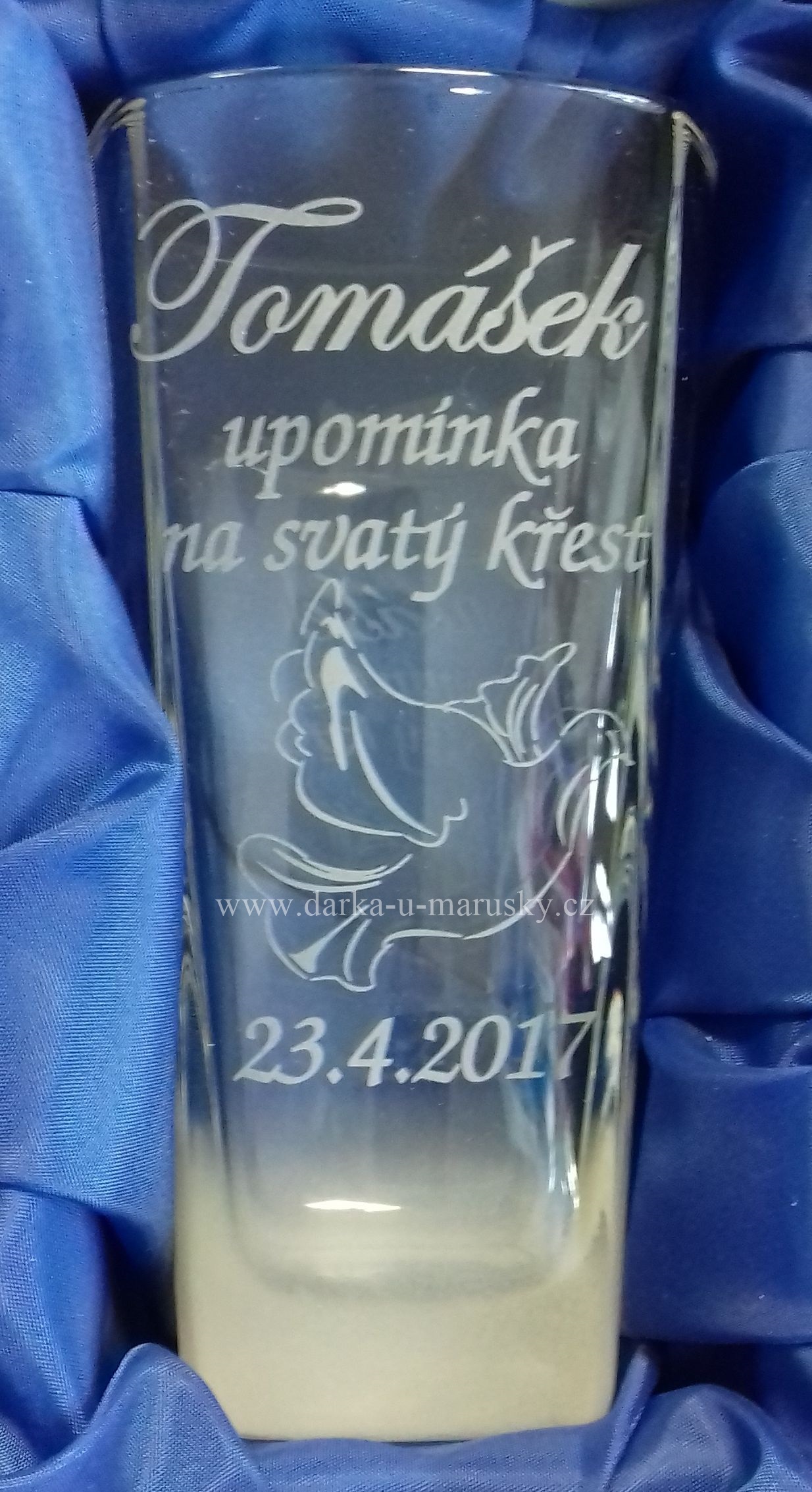 Pískovaná sklenička - Upomínka na svatý křest, dekor Holubice - ( Tvar skleniček se může lišit)