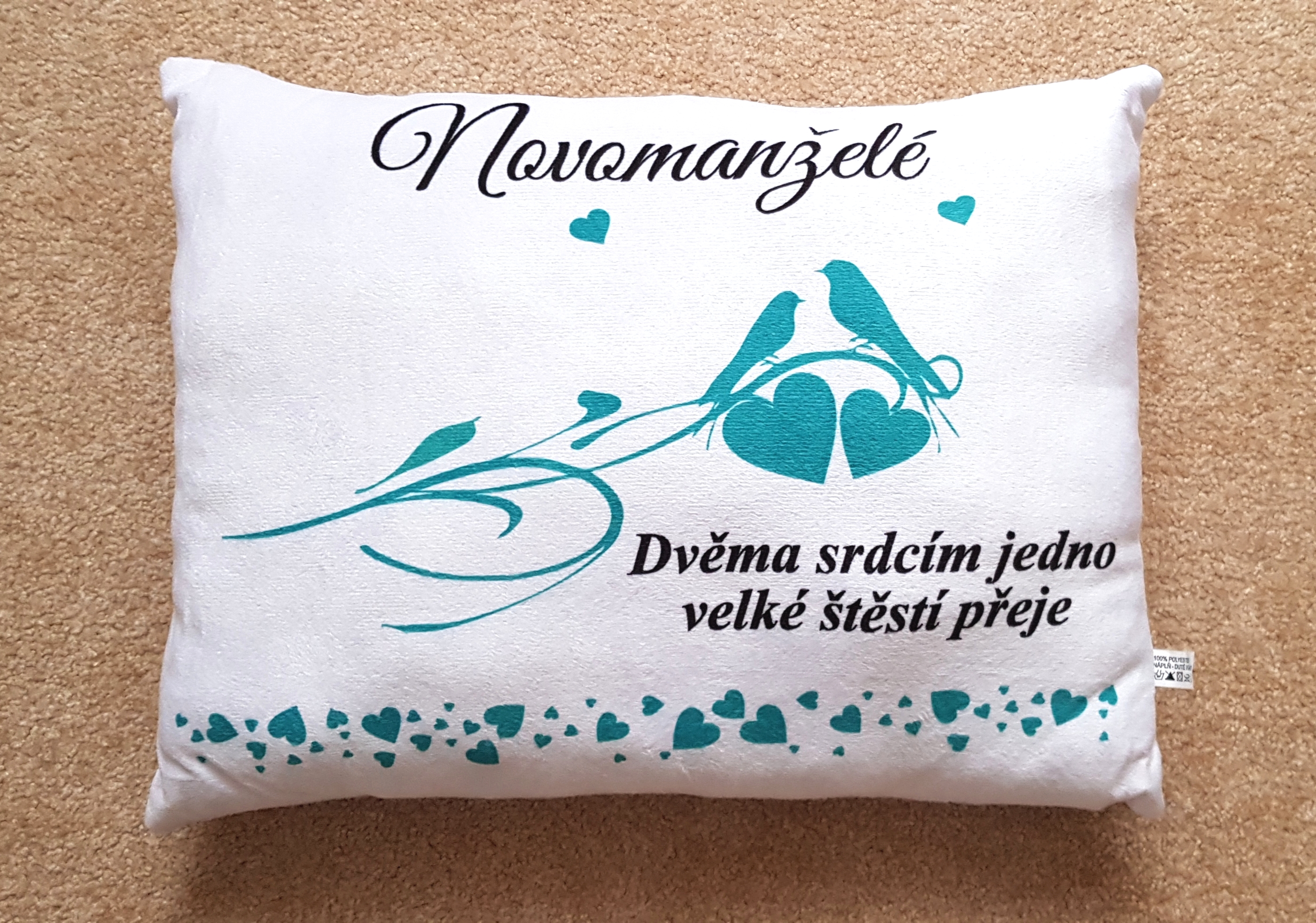Polštář - Novomanželé - Dvěma srdcím jedno velké štěstí přeje