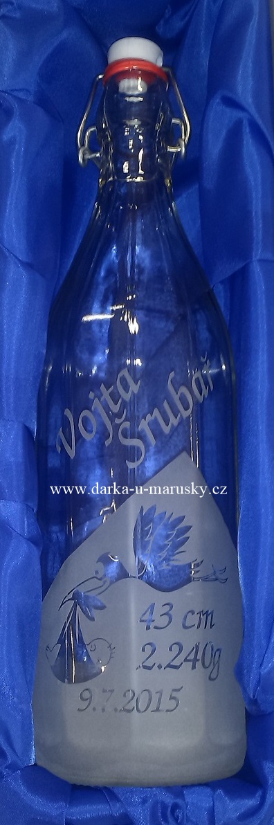 Pískovaná láhev Ria 1l patent -  Narození dítěte - dekor Čáp