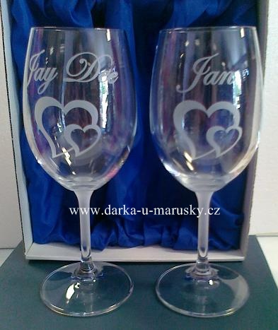 Svatební skleničky na víno - 300ml - čirý kalich s jednoduchými srdíčky B,